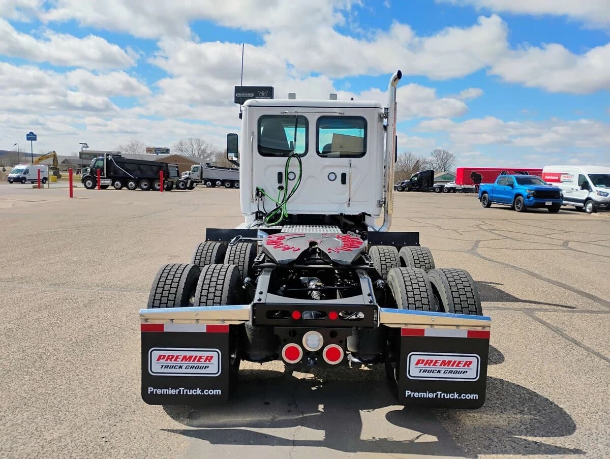 2027 Freightliner Cascadia — photo 6
