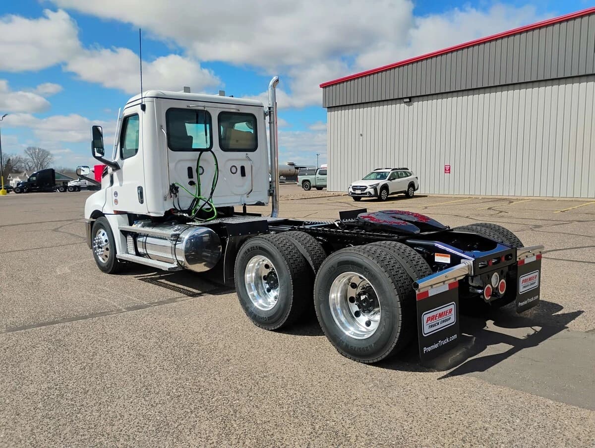 2027 Freightliner Cascadia — photo 7