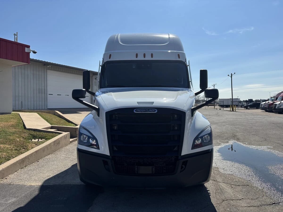 2024 Freightliner Cascadia — photo 2