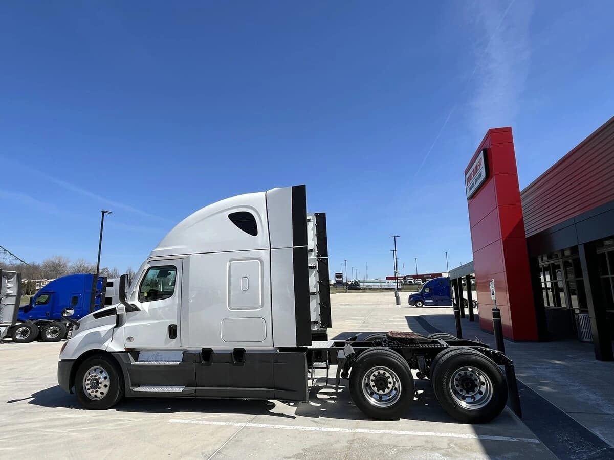 2023 Freightliner Cascadia — photo 11