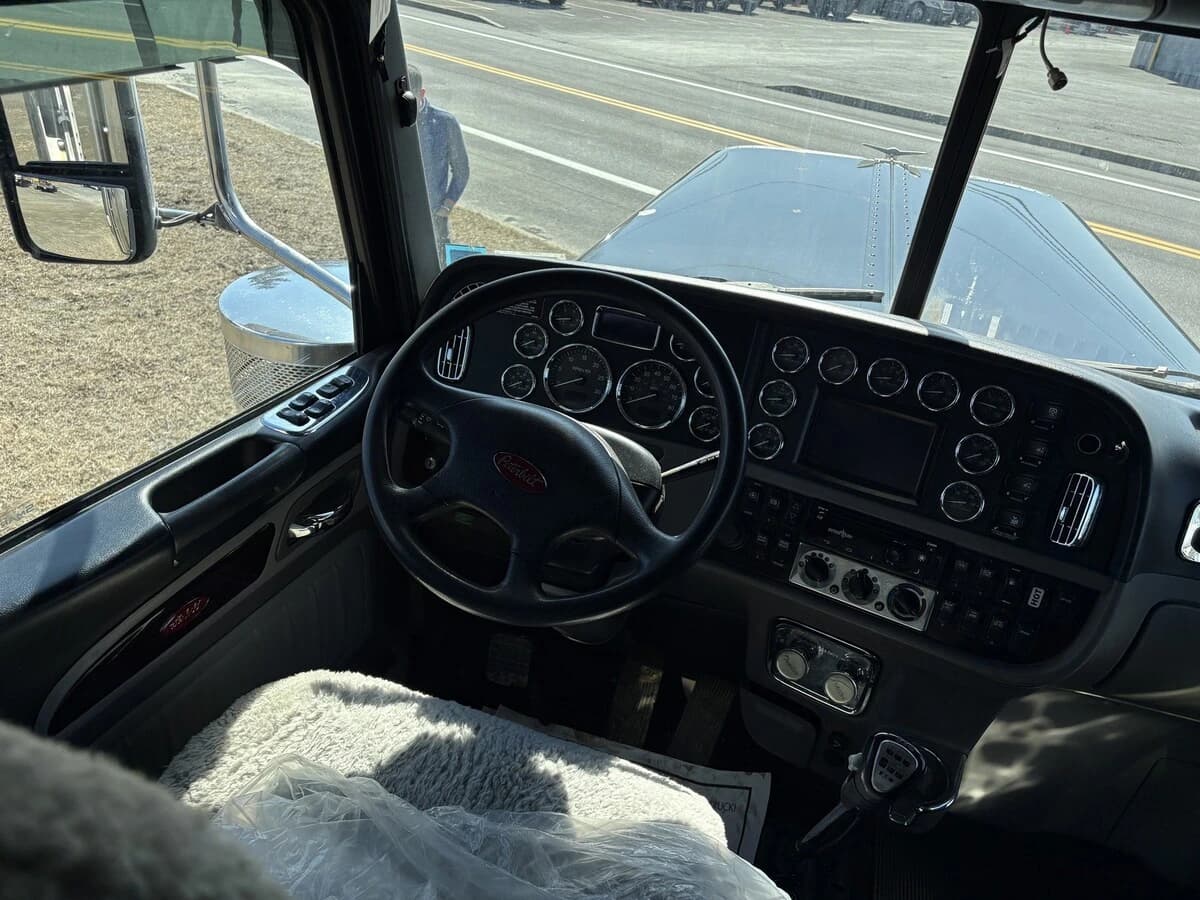 2018 Peterbilt 389 — photo 18