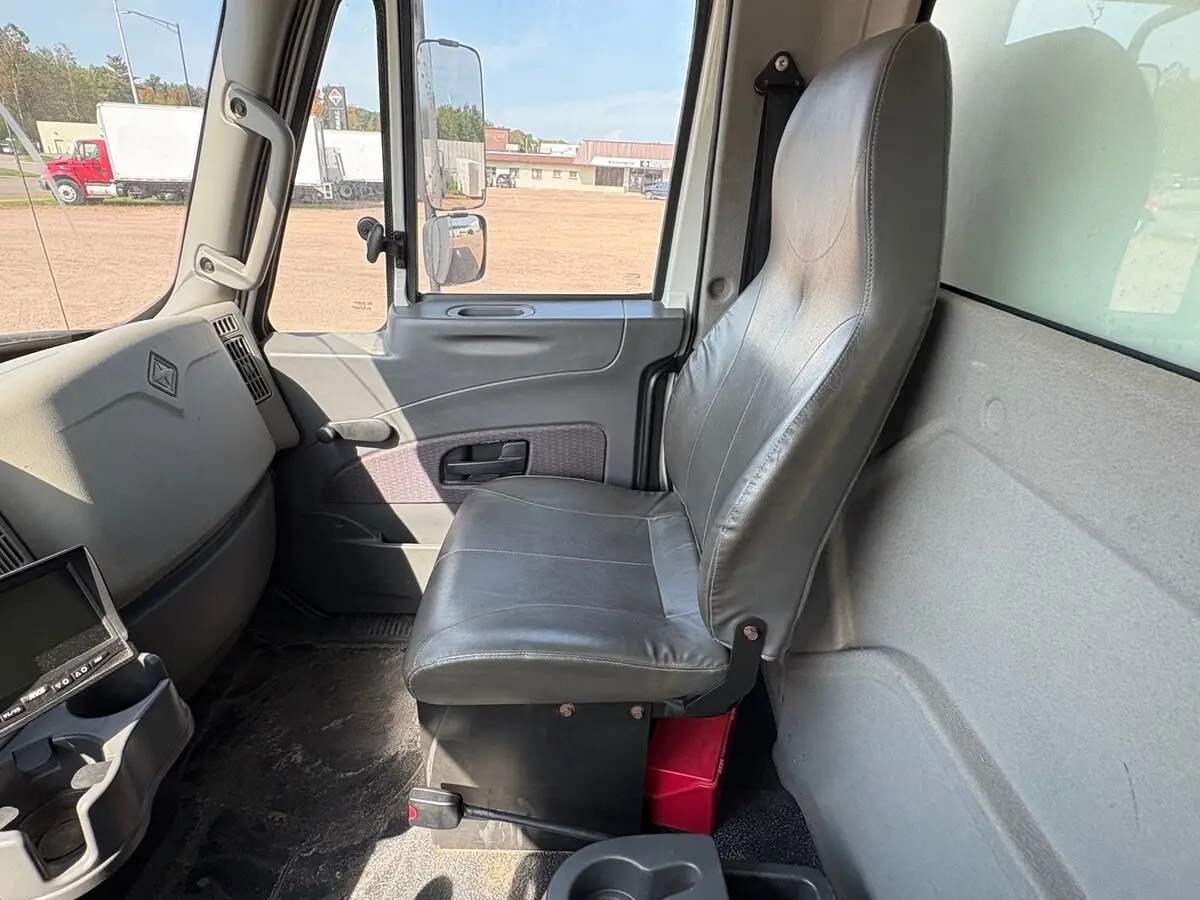 2017 International 4300 — photo 15