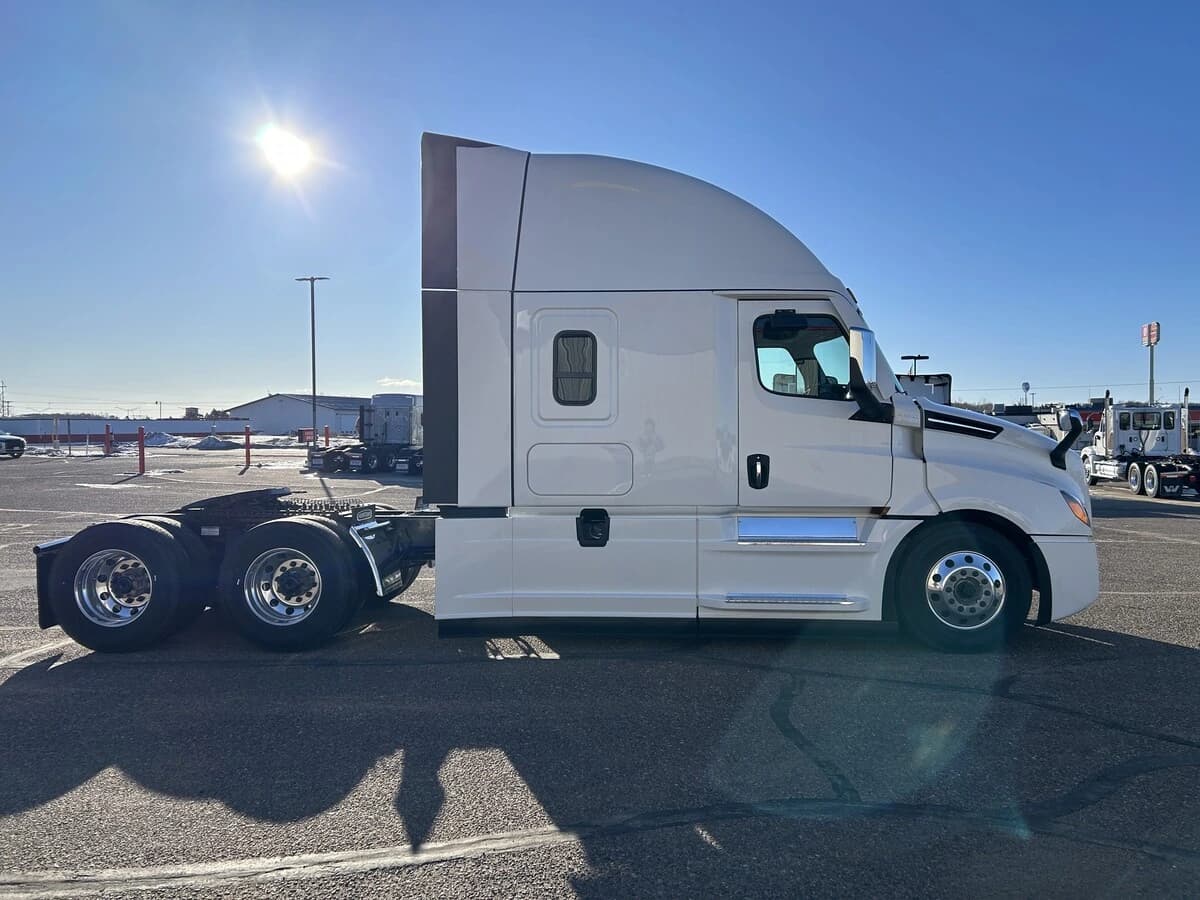 2026 Freightliner Cascadia — photo 4