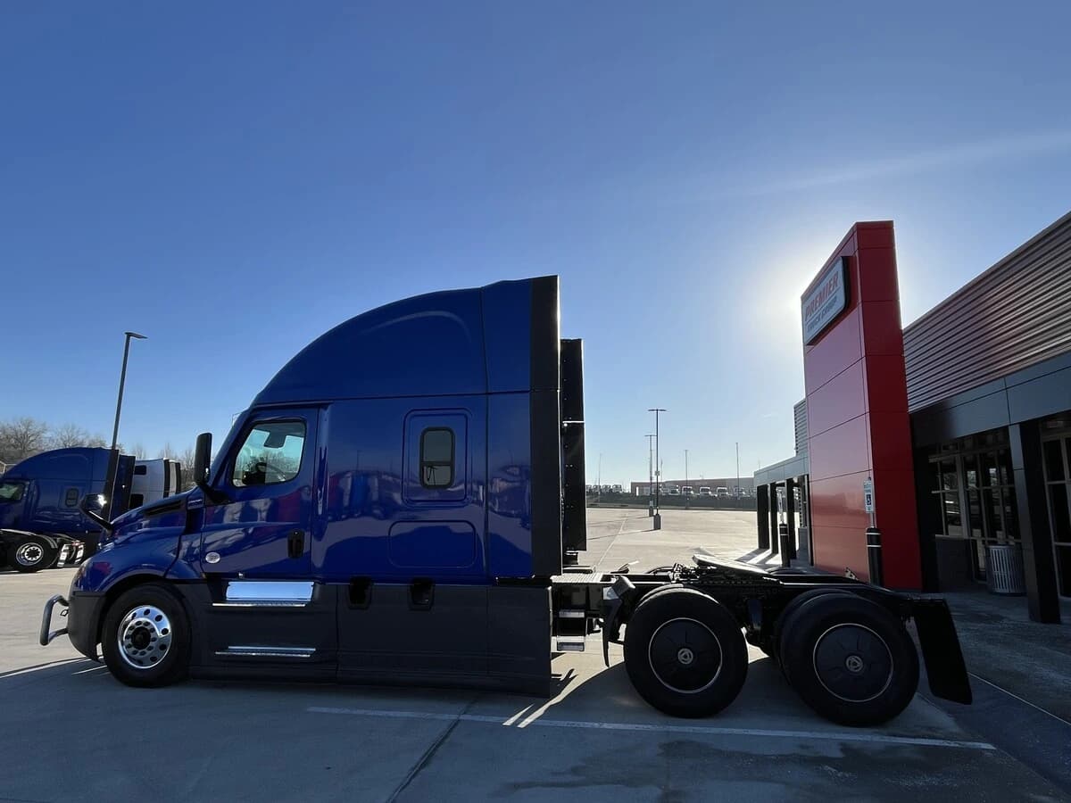 2022 Freightliner Cascadia — photo 7