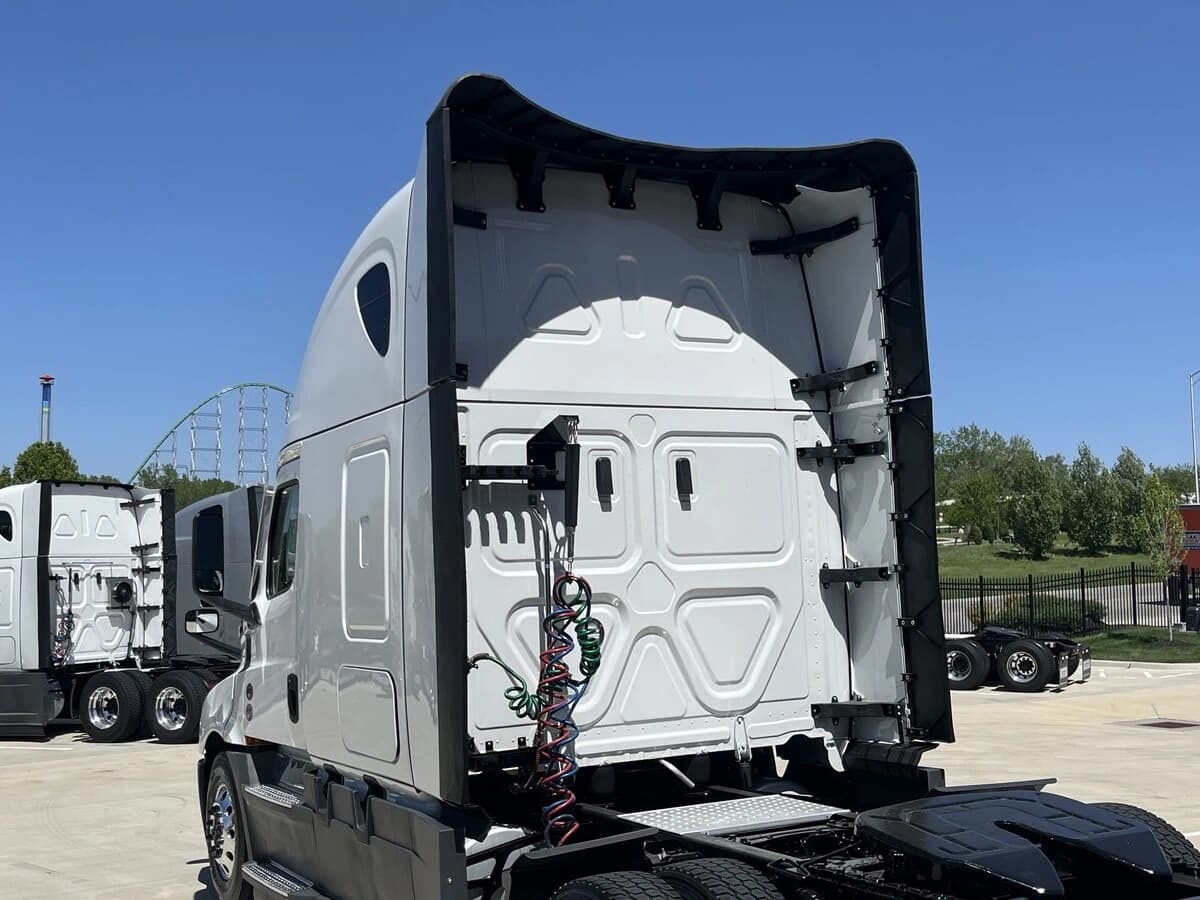 2025 Freightliner Cascadia — photo 5