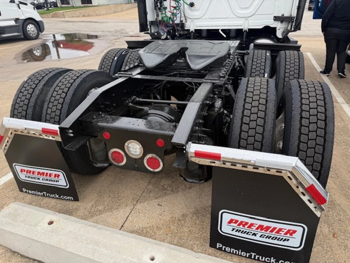 2025 Freightliner Cascadia — photo 9