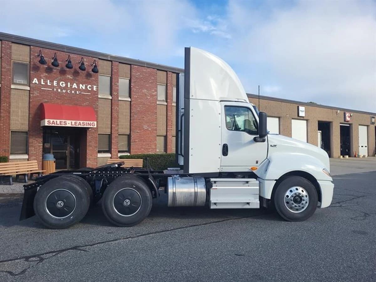 2025 International LT — photo 6