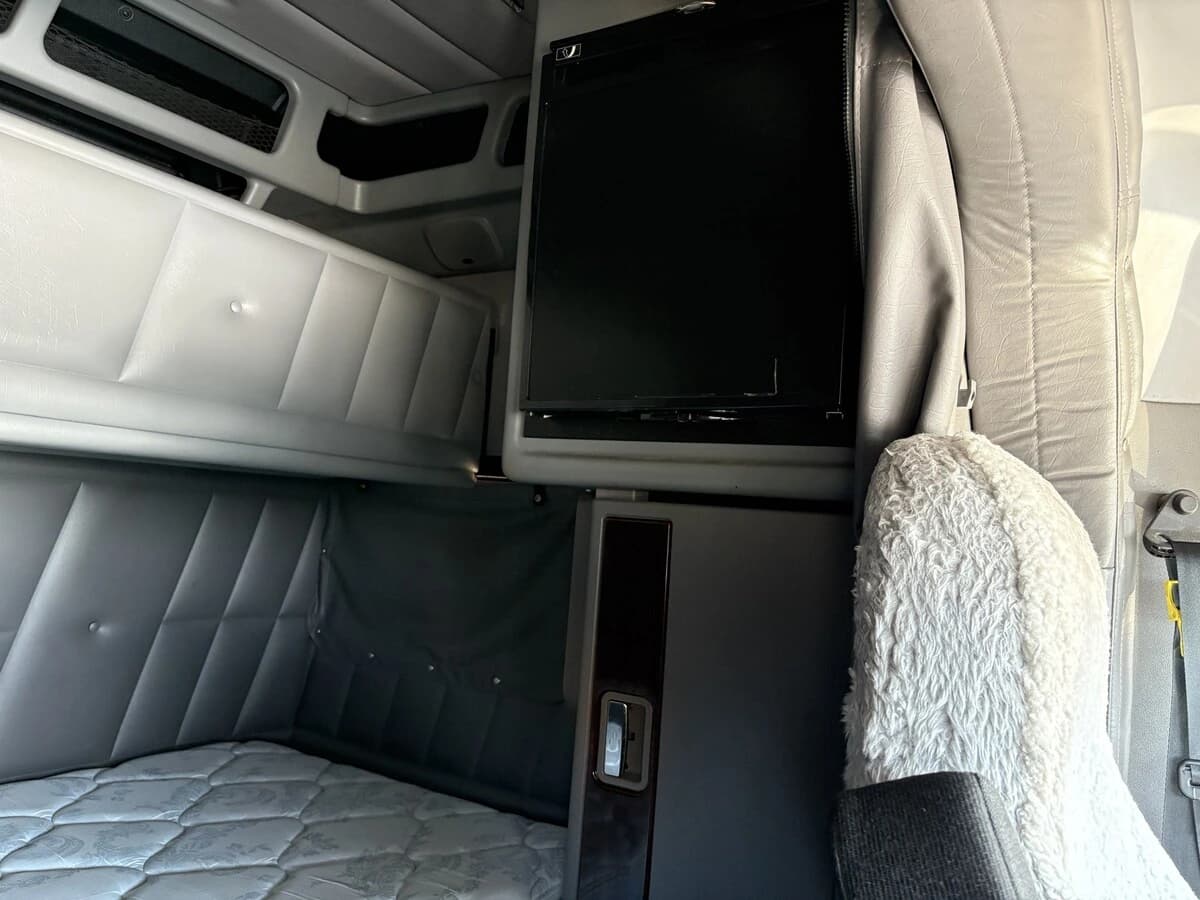 2018 Peterbilt 389 — photo 15