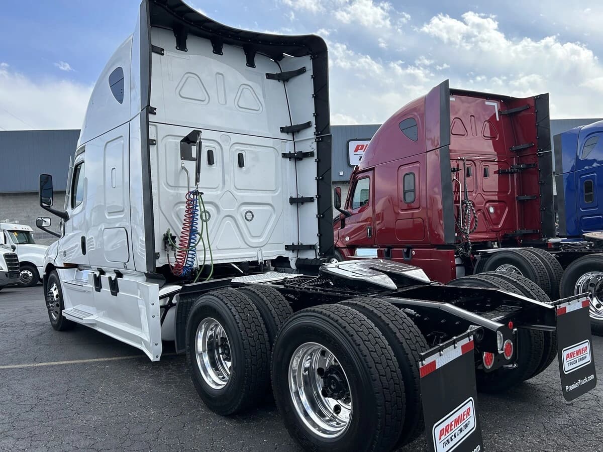 2024 Freightliner Cascadia — photo 3