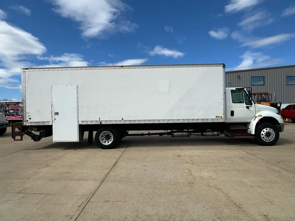 2017 International 4300 — photo 2