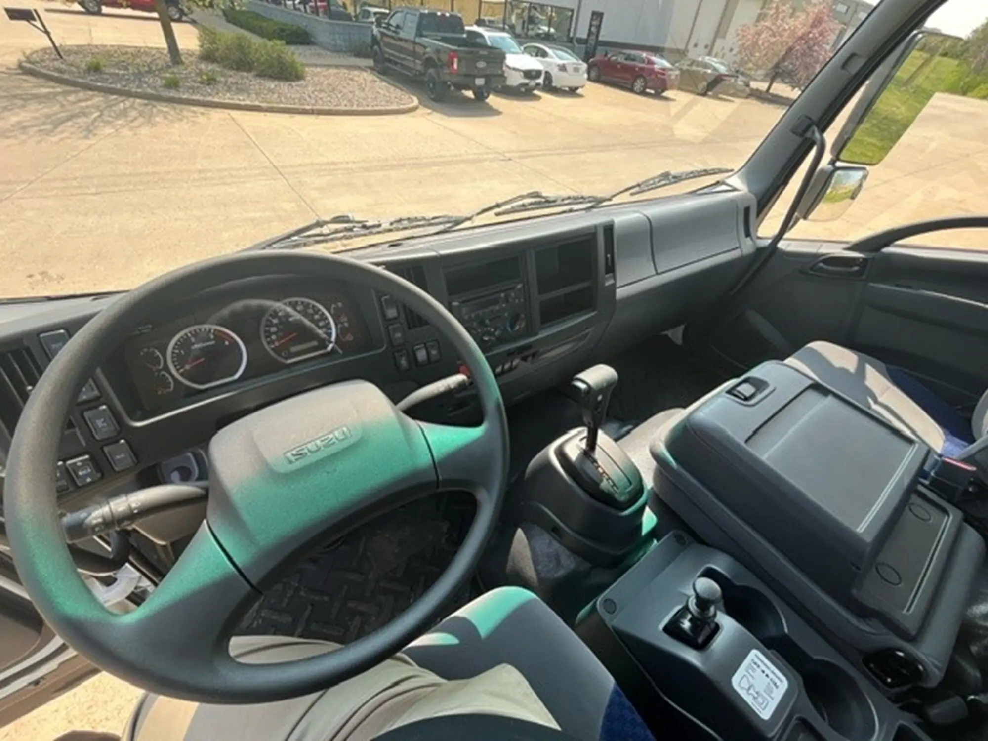 2025 Isuzu FTR — photo 8