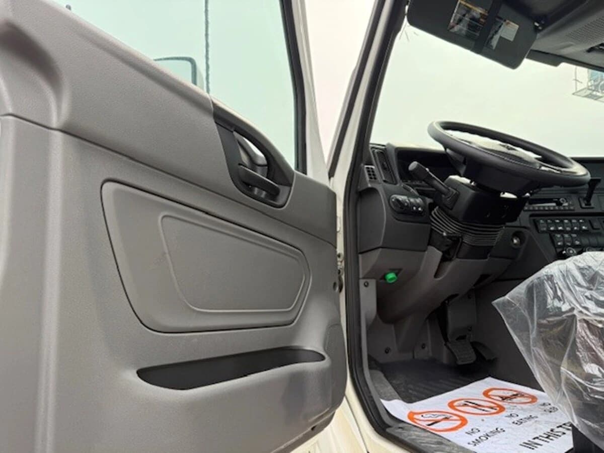 2025 International LT — photo 4