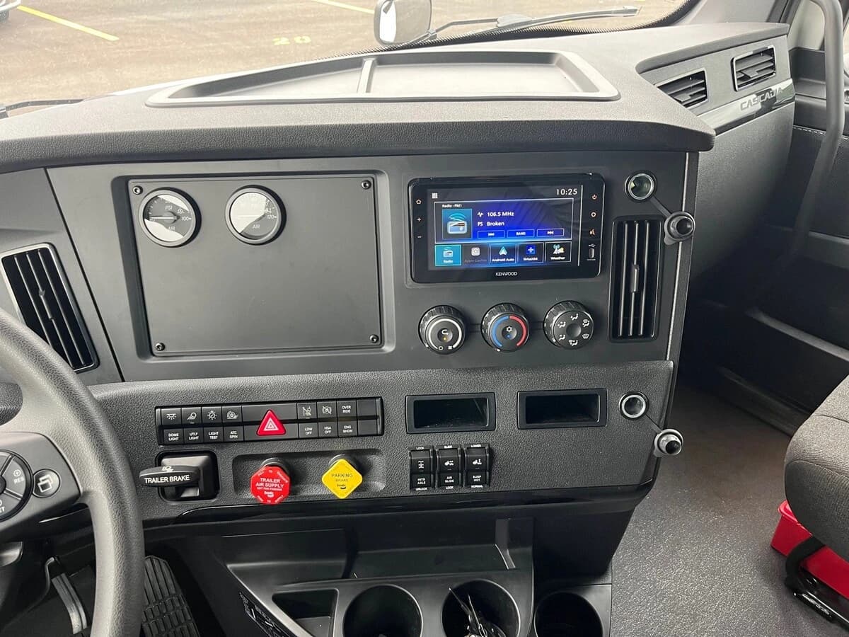 2027 Freightliner Cascadia — photo 11