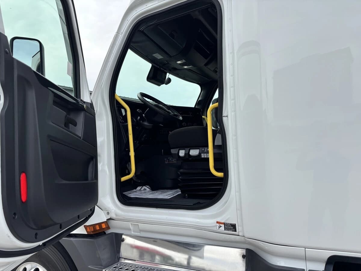 2025 Freightliner Cascadia — photo 8