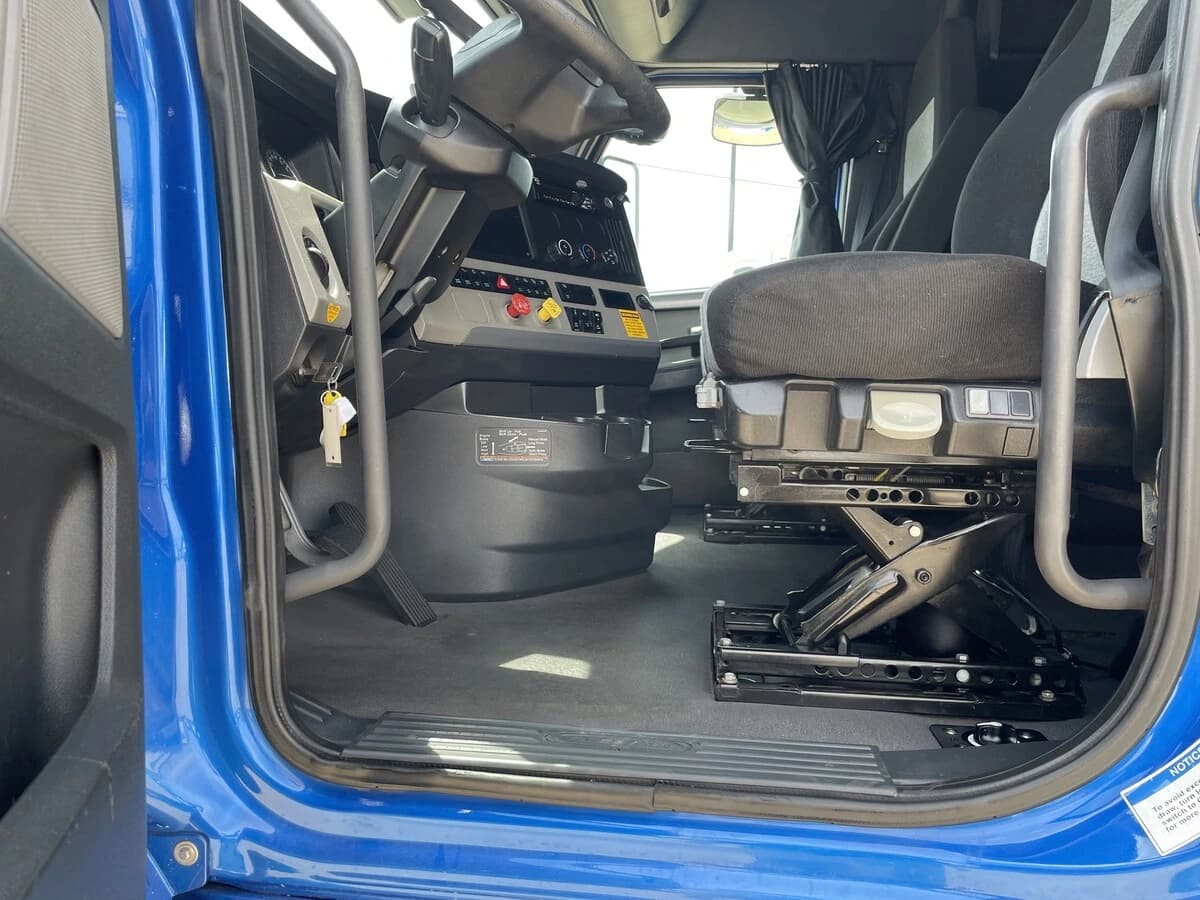 2021 Freightliner Cascadia — photo 17