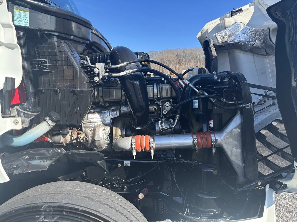 2021 Freightliner Cascadia — photo 13