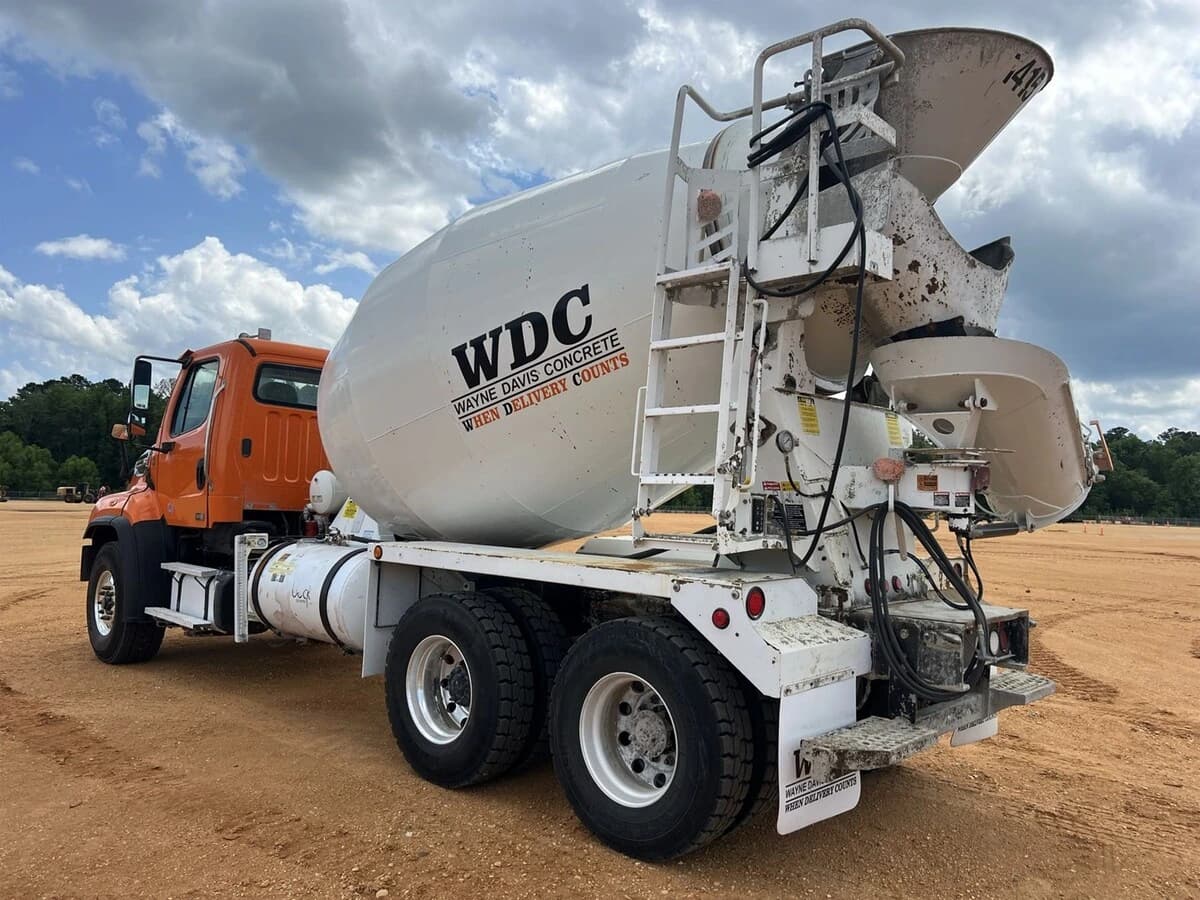 2017 Freightliner 114SD — photo 5