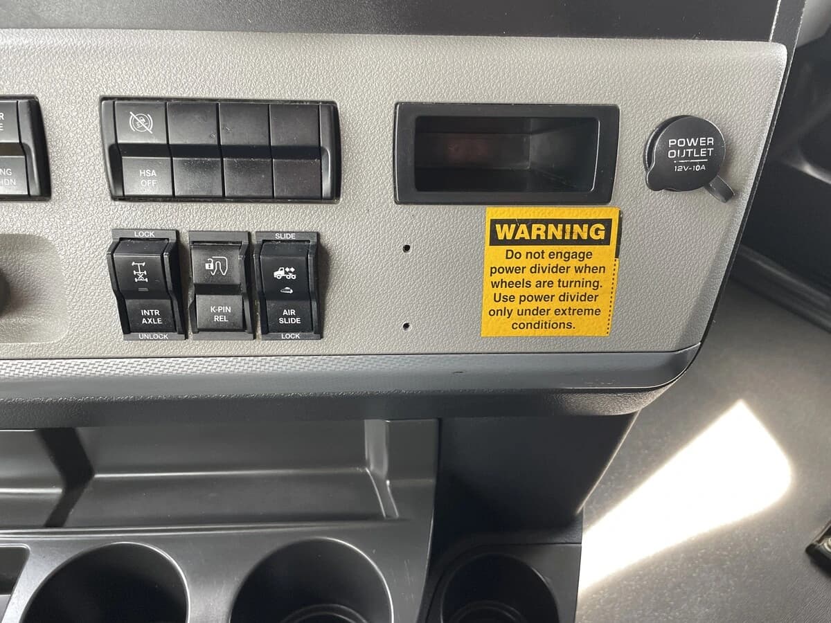 2021 Freightliner Cascadia — photo 25