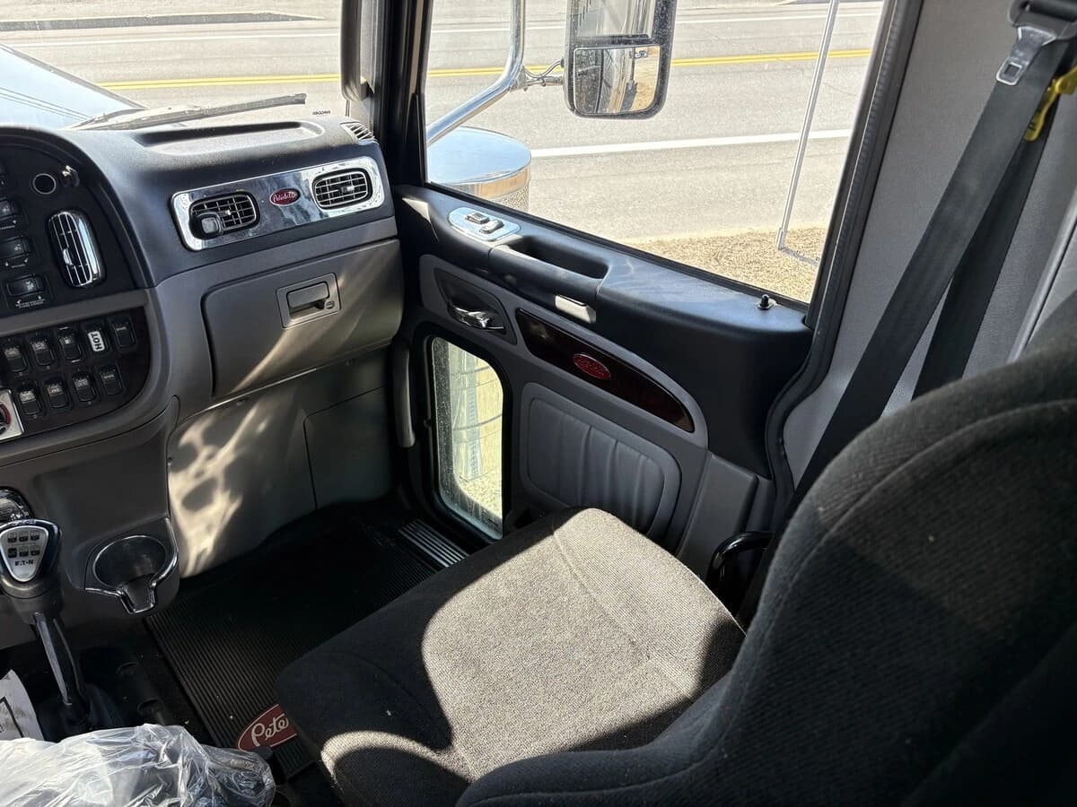 2018 Peterbilt 389 — photo 17