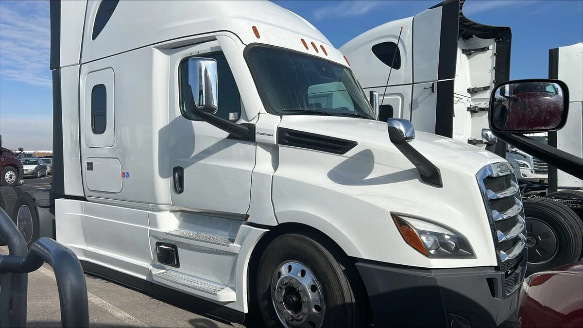 2024 Freightliner Cascadia — photo 2