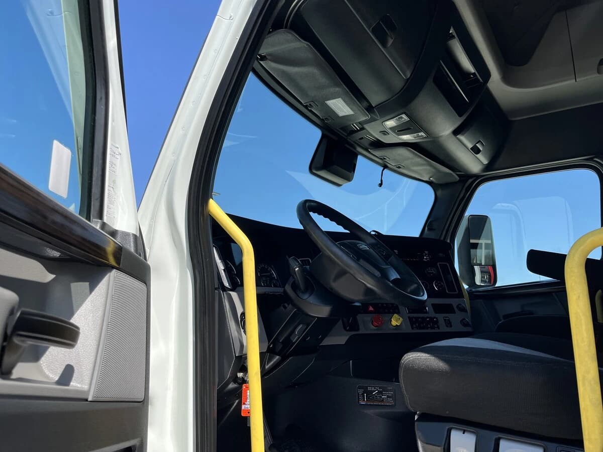 2021 Freightliner Cascadia — photo 25