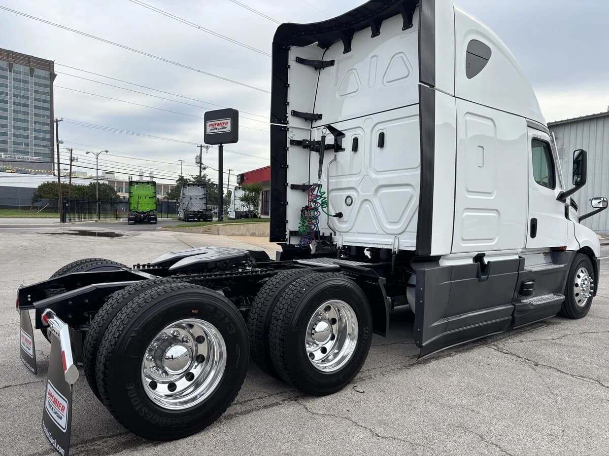 2025 Freightliner Cascadia — photo 5