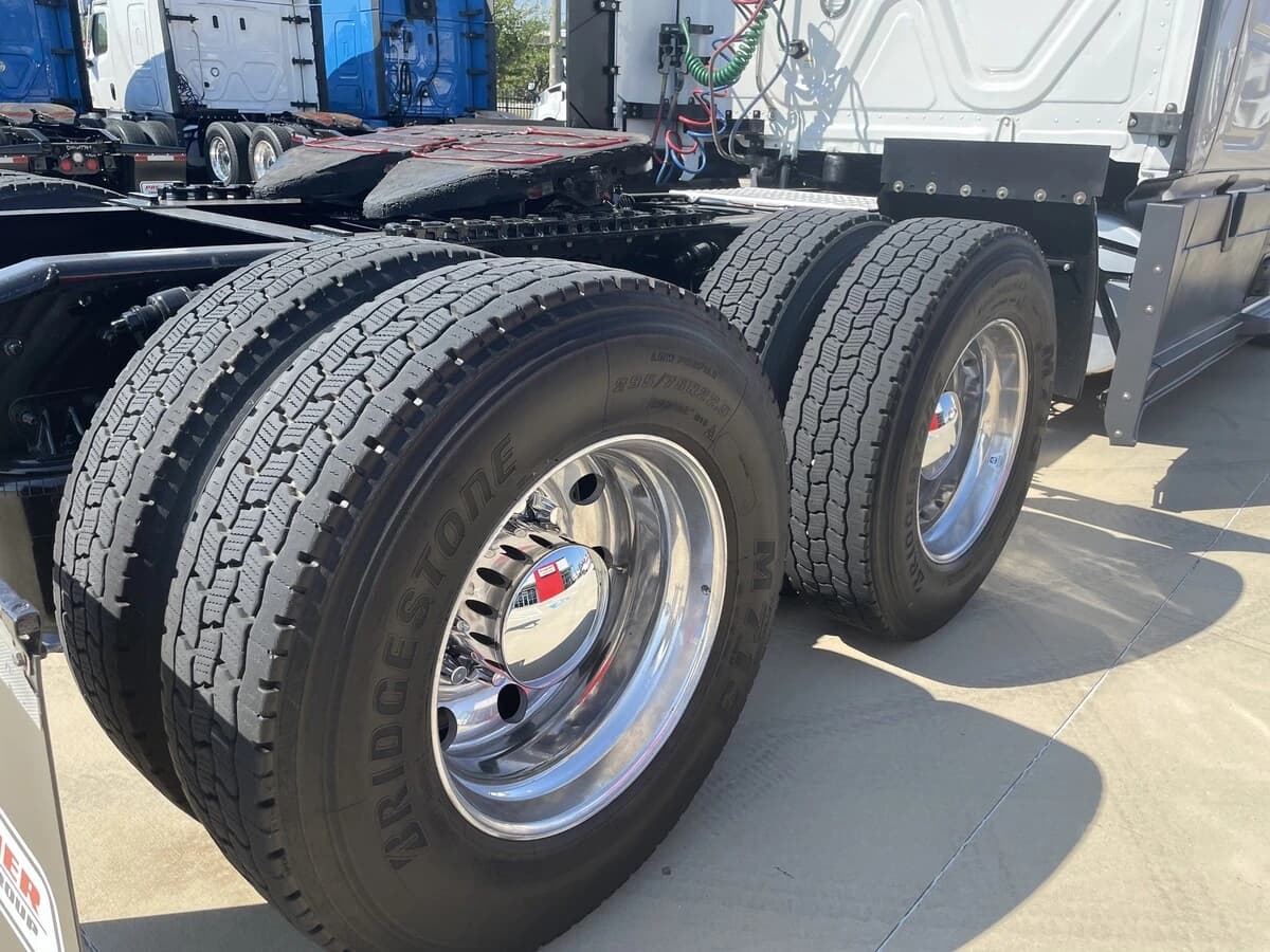 2023 Freightliner Cascadia — photo 6