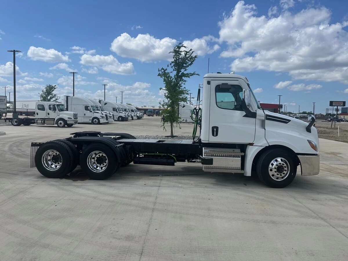 2027 Freightliner Cascadia — photo 4