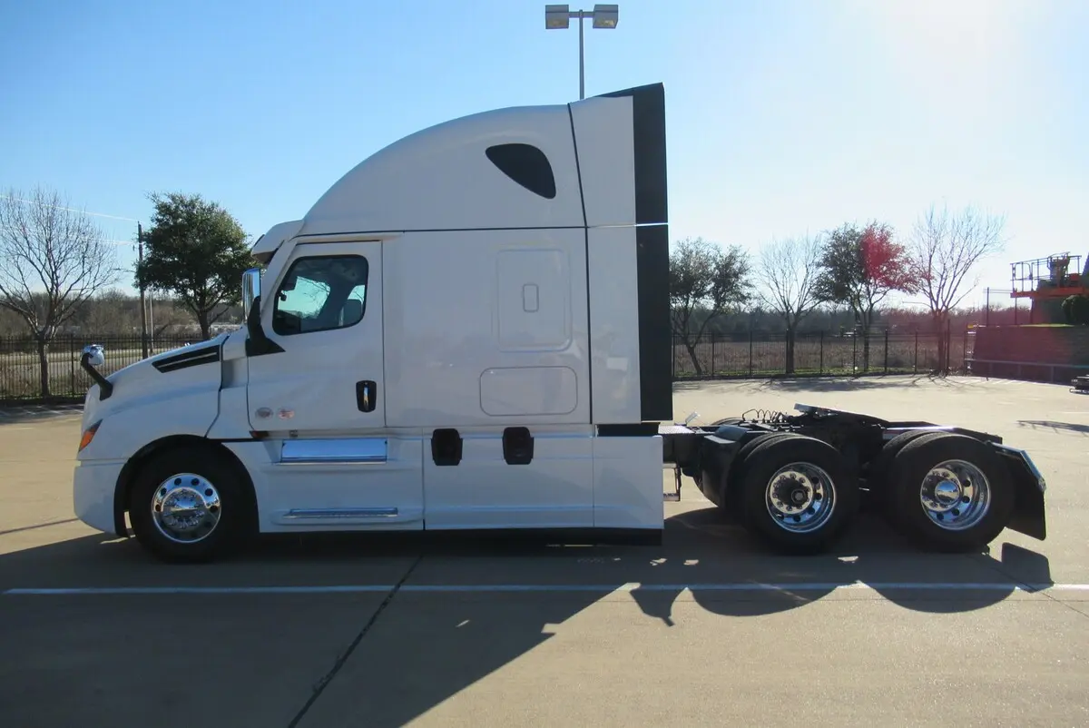 2025 Freightliner Cascadia — photo 6