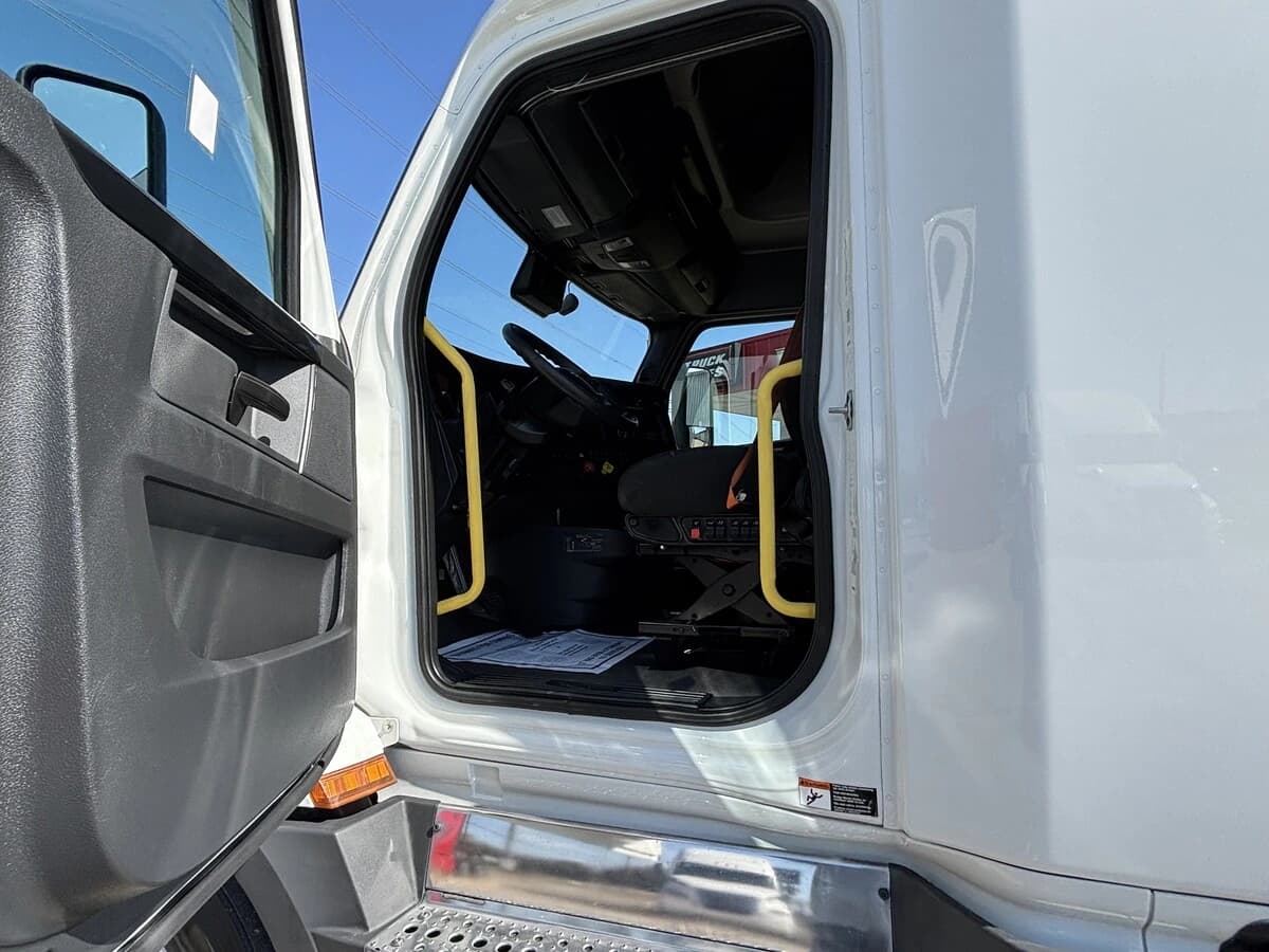 2024 Freightliner Cascadia — photo 9