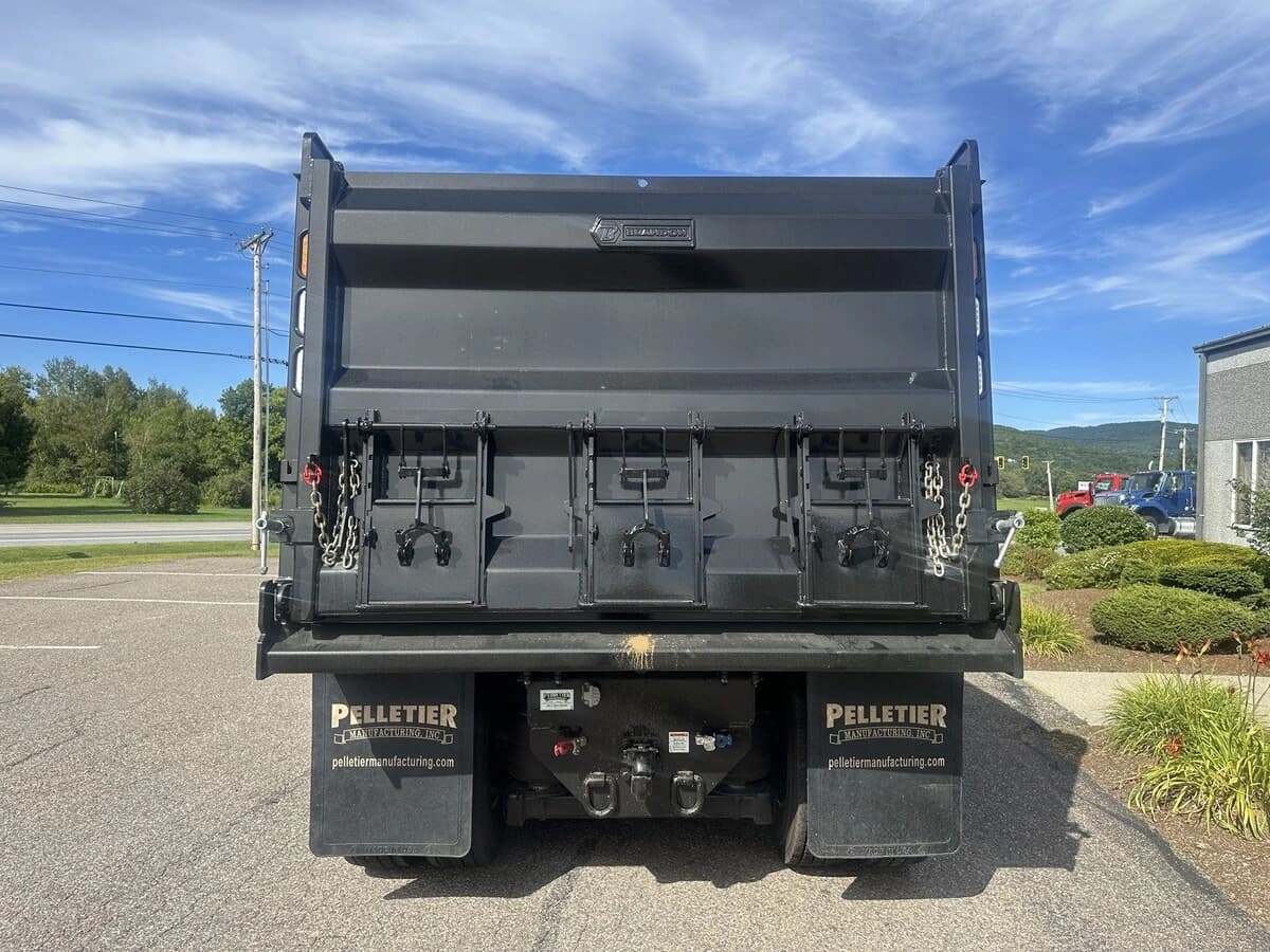 2026 International HX — photo 4