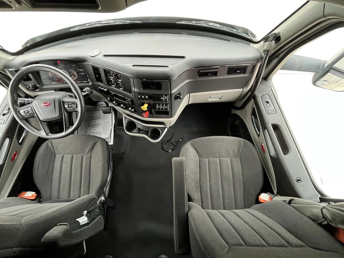 2023 Peterbilt 579 — photo 29