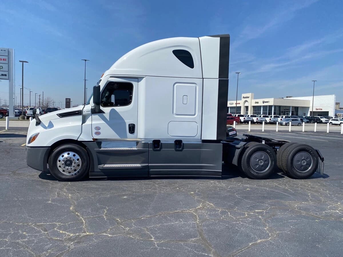 2026 Freightliner Cascadia — photo 2