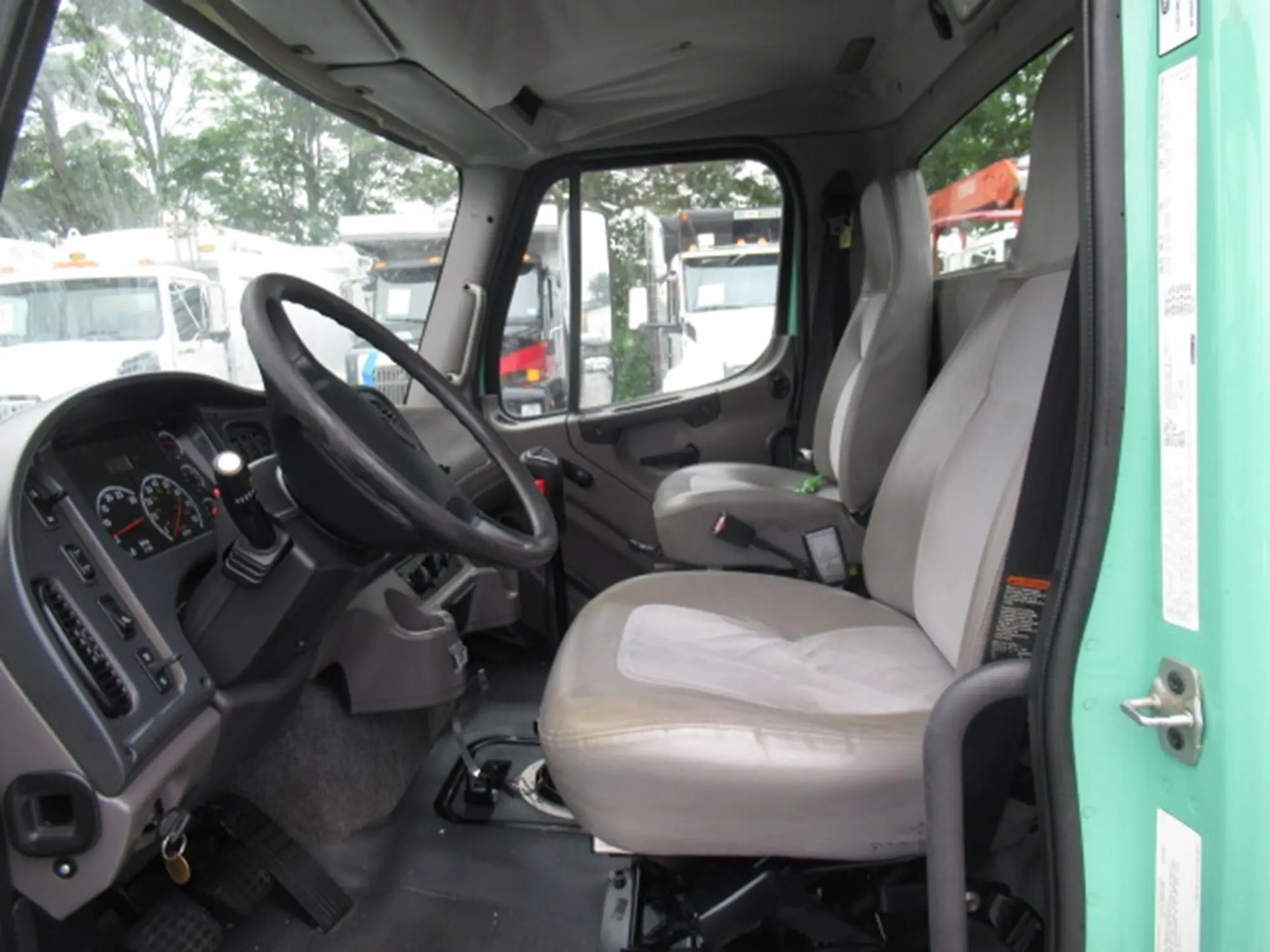2009 Freightliner M2 106 — photo 11