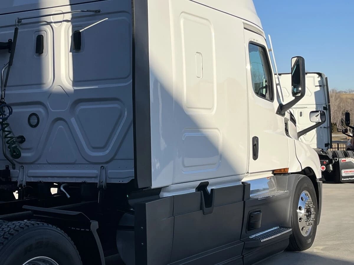 2023 Freightliner Cascadia — photo 7