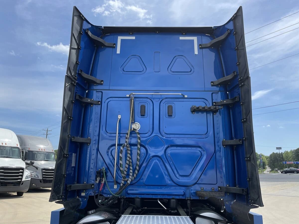 2021 Freightliner Cascadia — photo 11