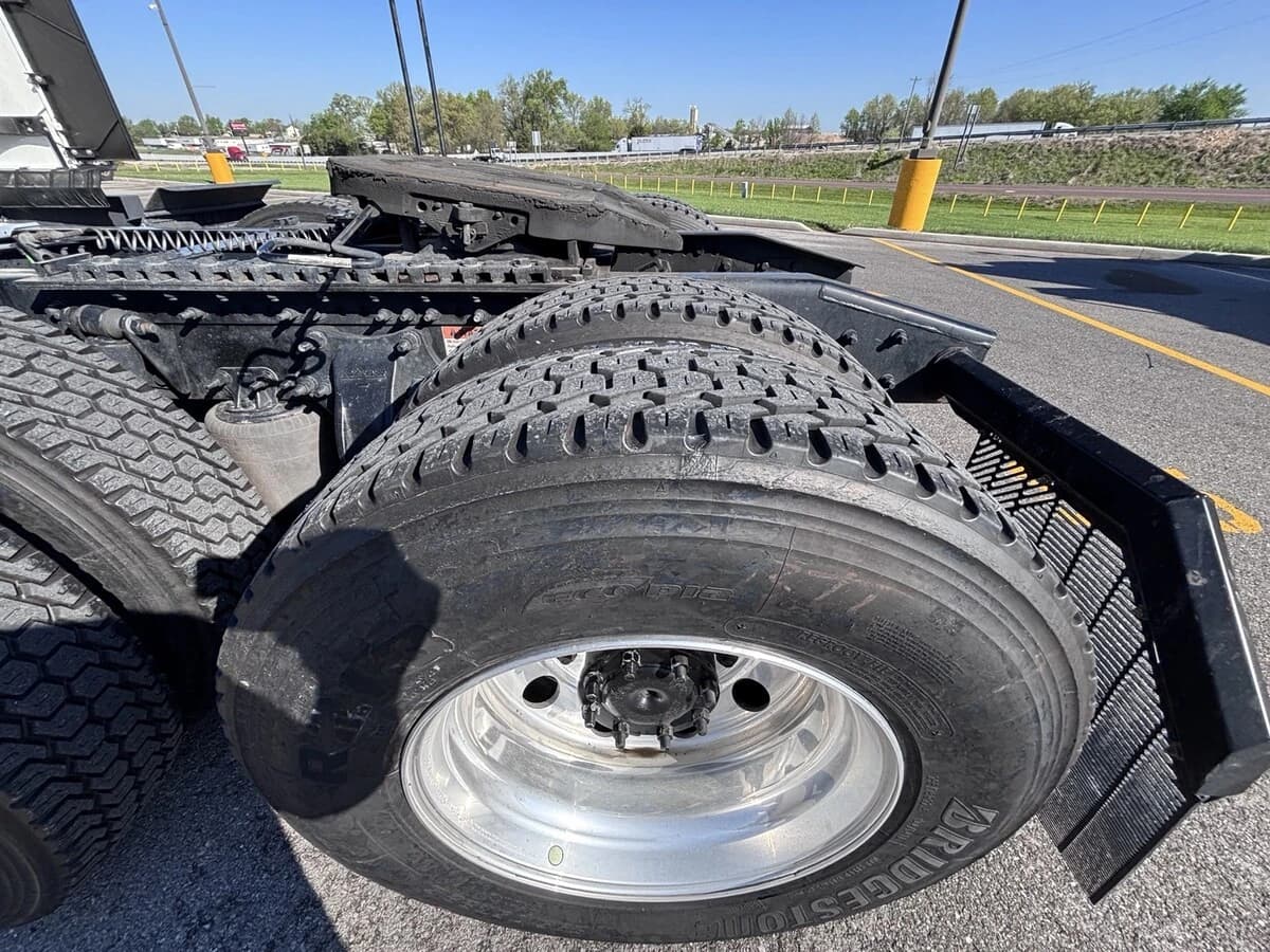 2025 Freightliner Cascadia — photo 7