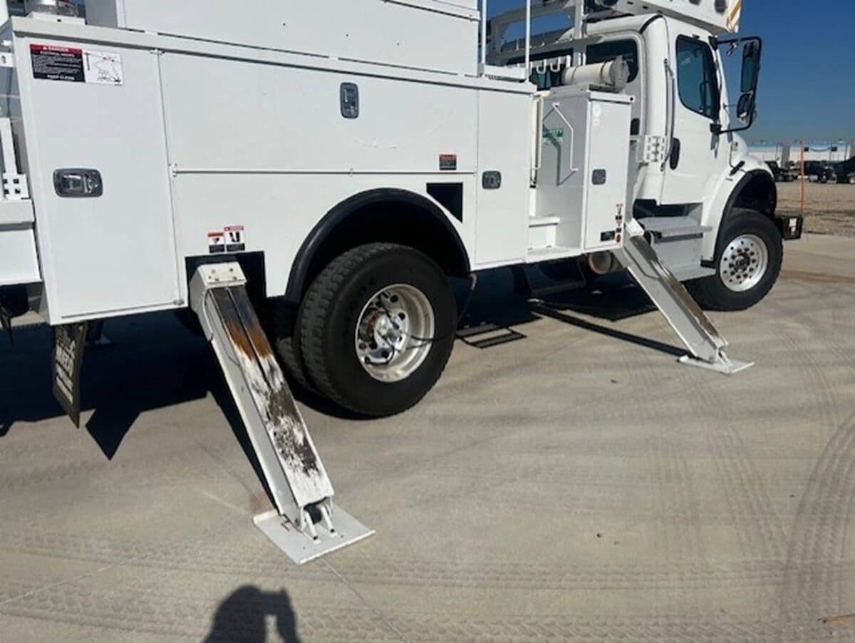 2020 Freightliner M2 106 — photo 32