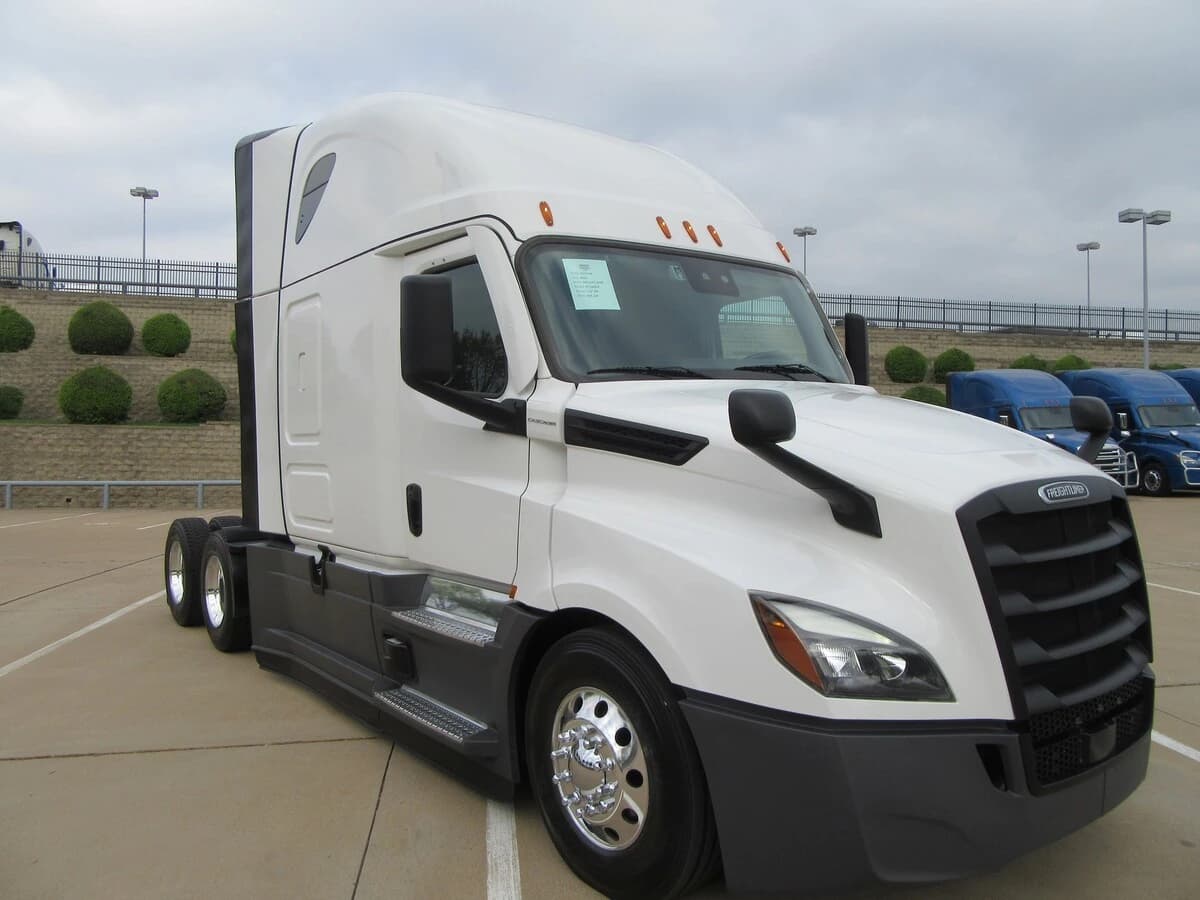 2025 Freightliner Cascadia — photo 2