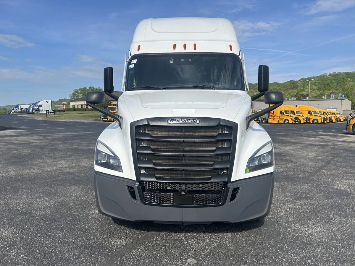 2025 Freightliner Cascadia — photo 9