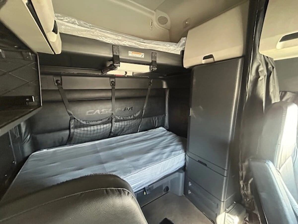 2025 Freightliner Cascadia — photo 16