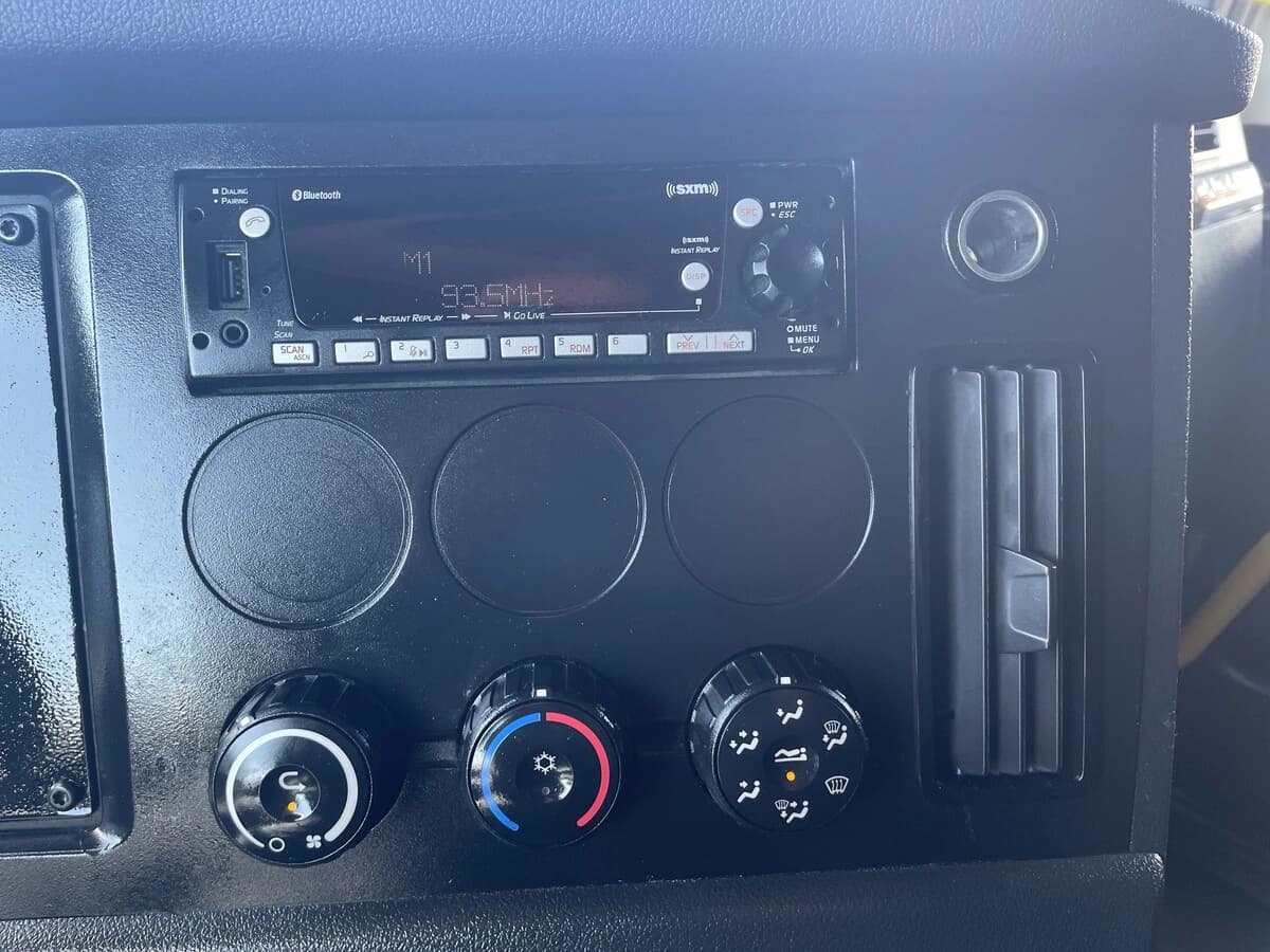 2024 Freightliner Cascadia — photo 26