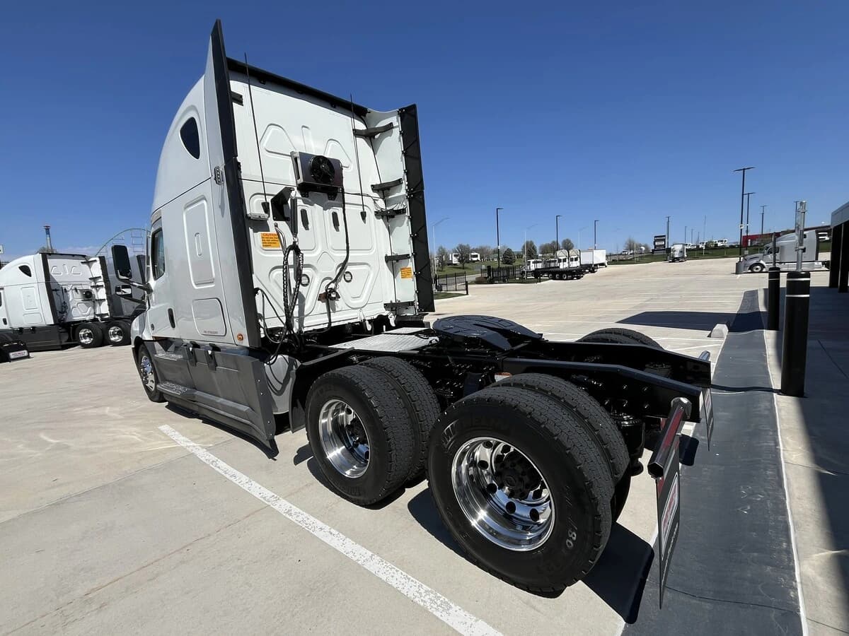 2021 Freightliner Cascadia — photo 17