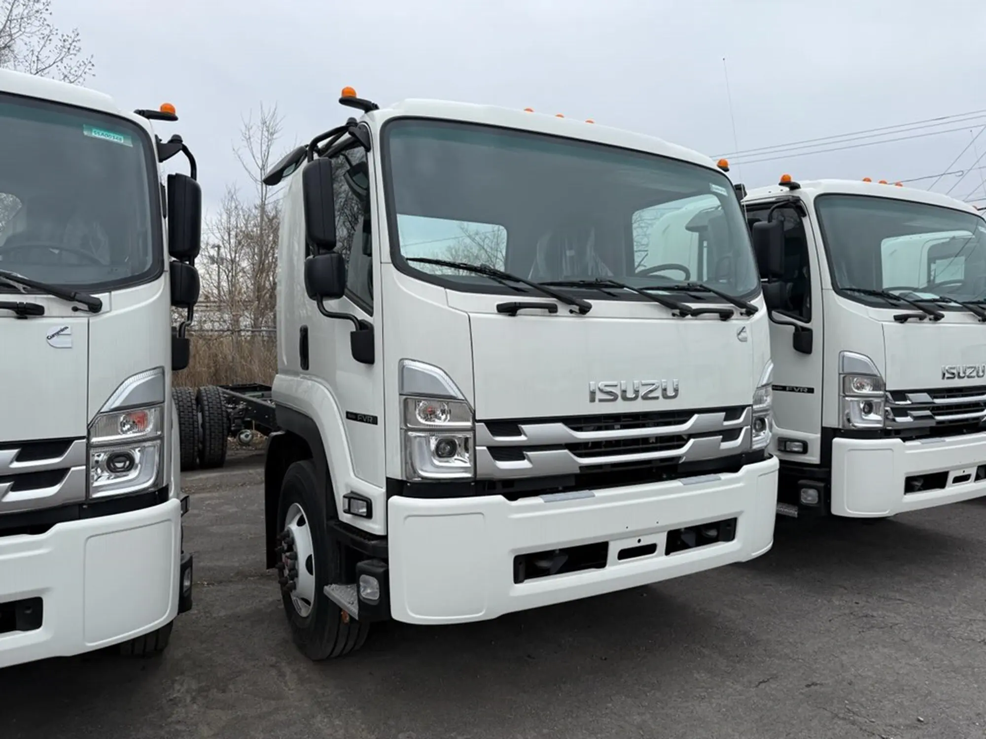 2025 Isuzu FVR — photo 3