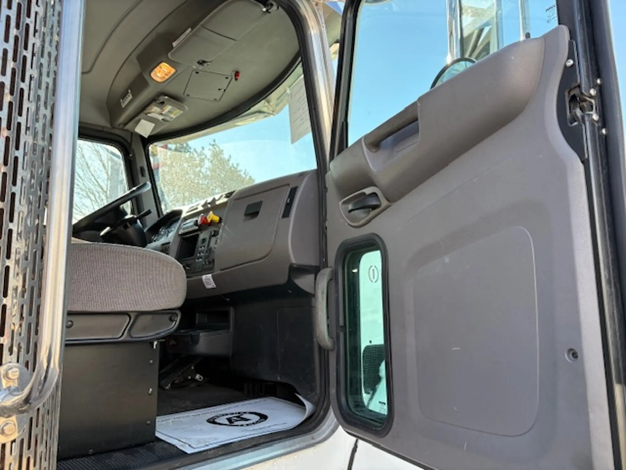 2022 Peterbilt 348 — photo 6