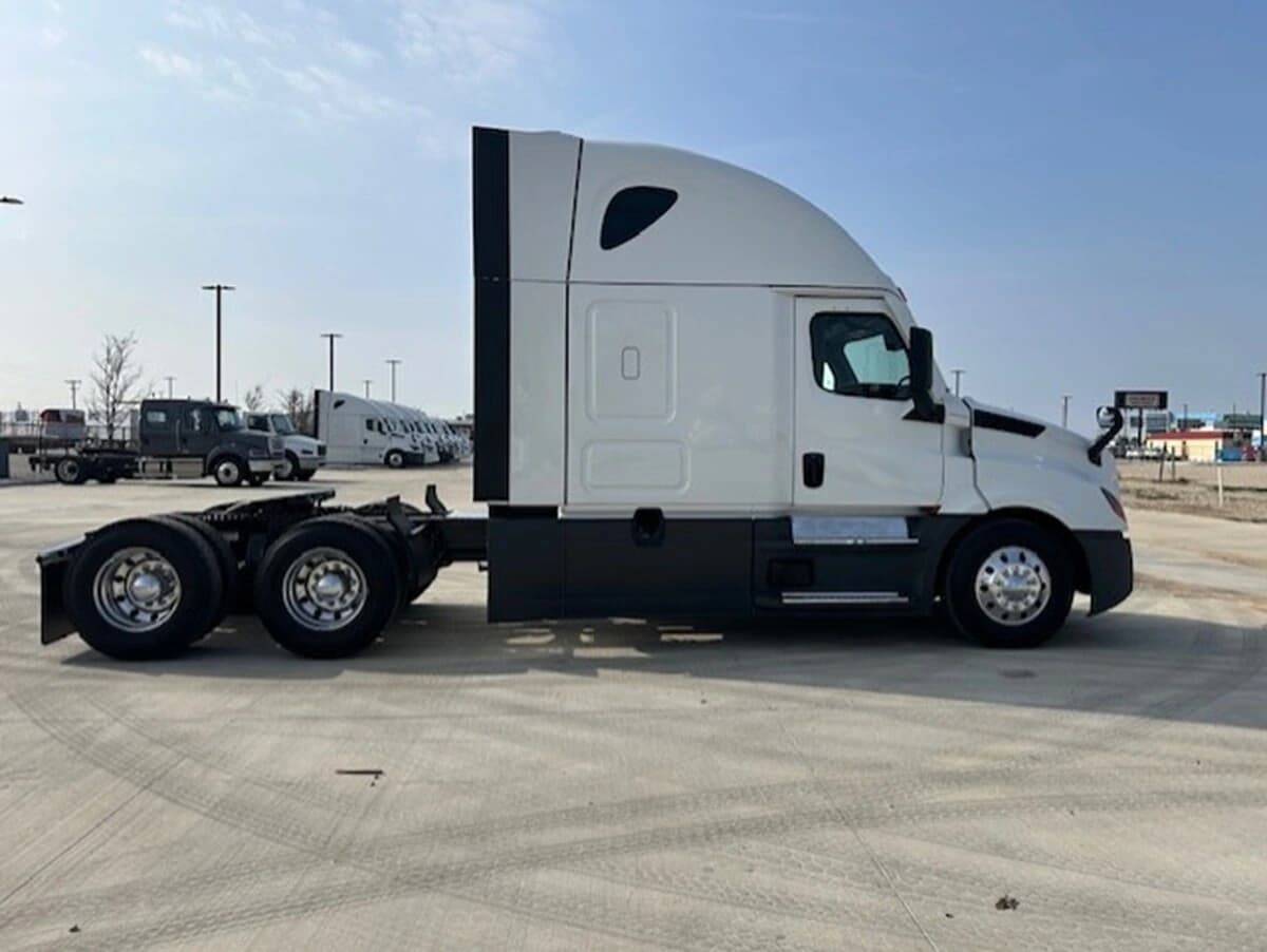 2023 Freightliner Cascadia — photo 7