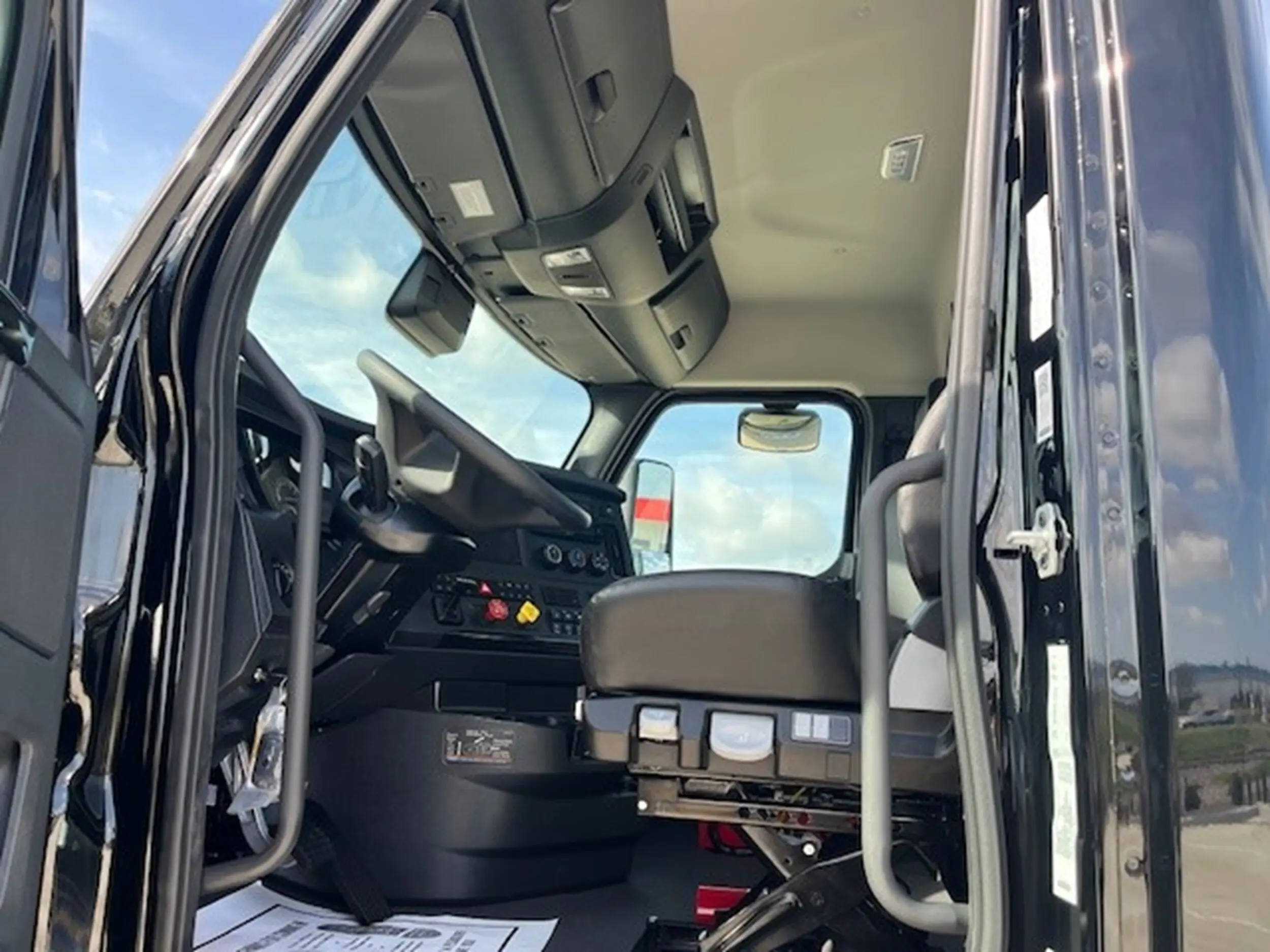 2026 Freightliner Cascadia — photo 9