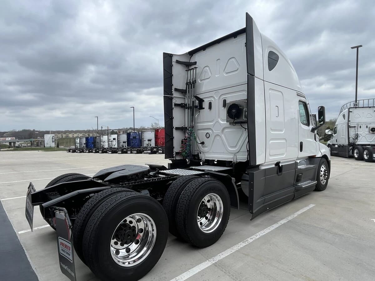 2021 Freightliner Cascadia — photo 5