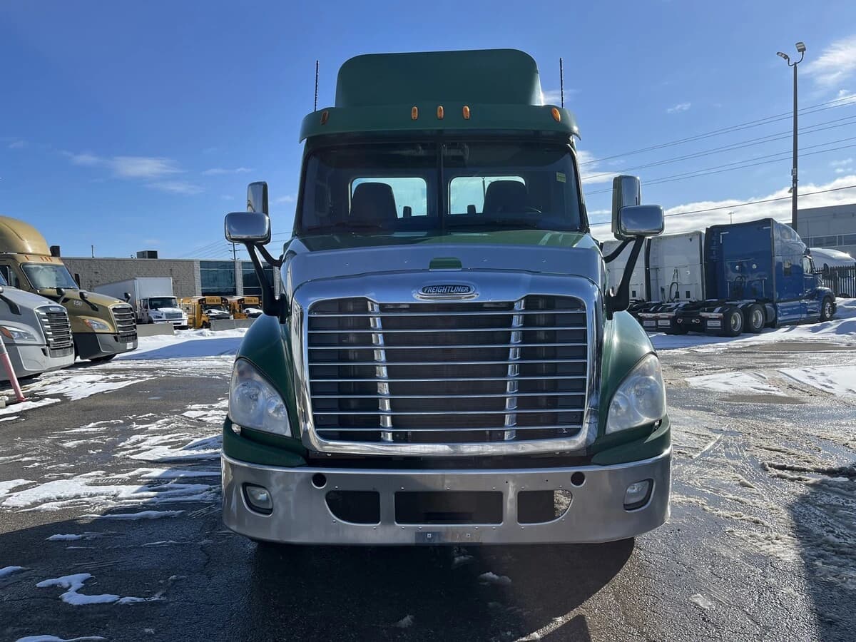 2012 Freightliner Cascadia — photo 2