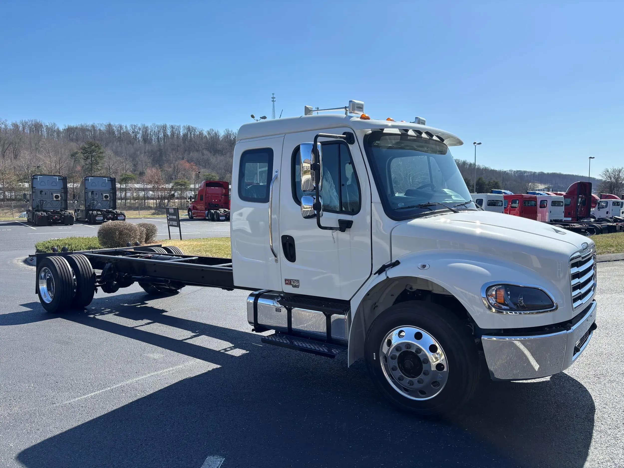 2025 Freightliner M2 106 — photo 3